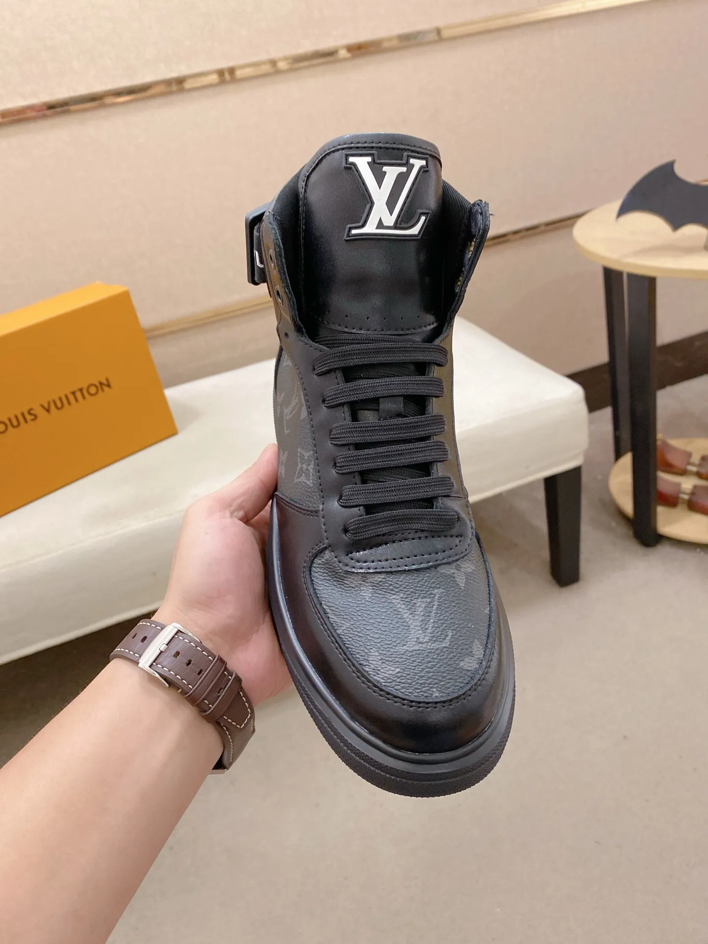 Men's shoes 420💰louis vuitton (Louis Vuitton/lv)🔍🔍The new counters are on sale at the same time. The uppers are imported from Italy. ⃣️Re-engraved🇮🇹💪💪, ⚠Sole: The original sole is specially provided by the original factory, the exclusive movable molded sole is super comfortable, ⚠Original and single goods 🔍high quality, you can enter and leave the counter at will, welcome to compare⚠. Code number: 38-44 (45/customized, non-refundable)